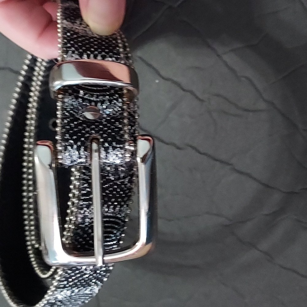 Glitter Elite Belt Size Large measure 35inches to last hole.  Blk/Silver EUC.